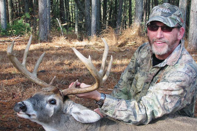 Wisconsin deer hunter meets friendly 8-point buck during hunt
