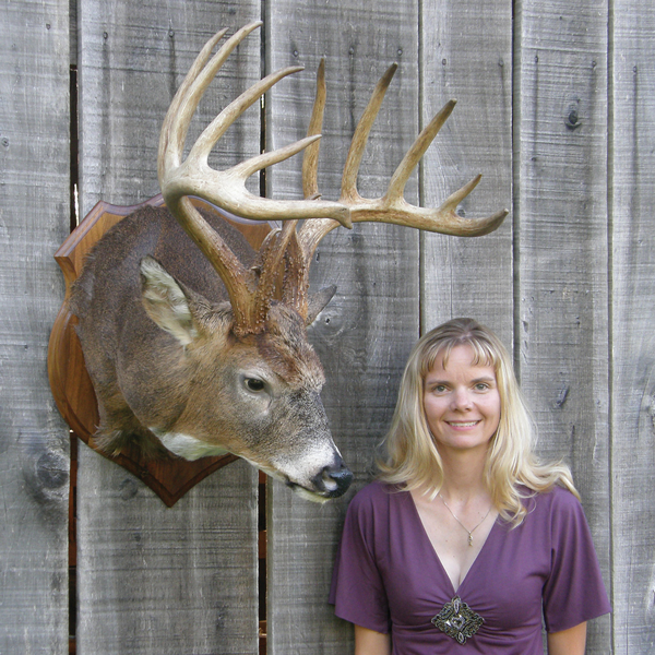 Amanda Hombirg Buck: 176-Inch Bluegrass Brute - North American Whitetail